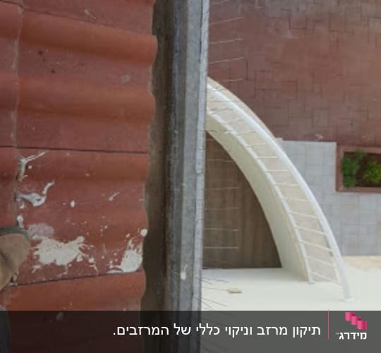 גג רעפים אדום עם קיר בטון צמוד